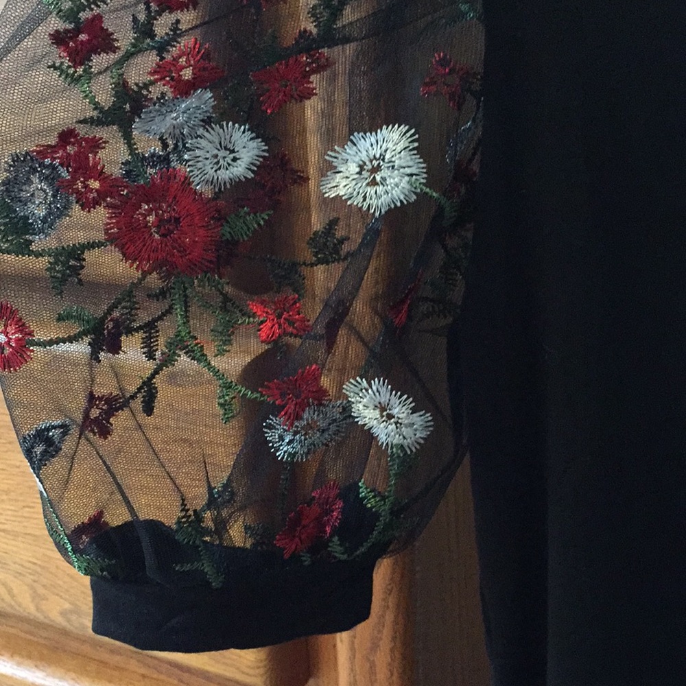 NIB-Mesh Sleeve Top - Picture 11 of 13